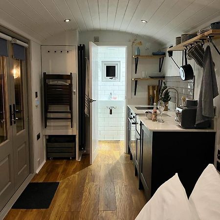 Luxury Shepherds Hut - The Sweet Pea By The Lake Йорк Екстер'єр фото