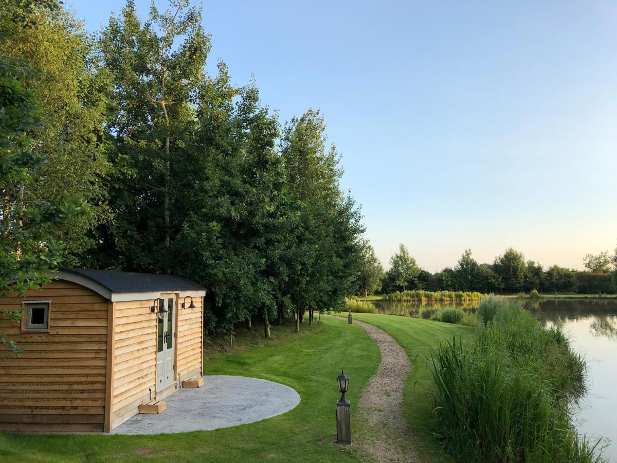 Luxury Shepherds Hut - The Sweet Pea By The Lake Йорк Екстер'єр фото