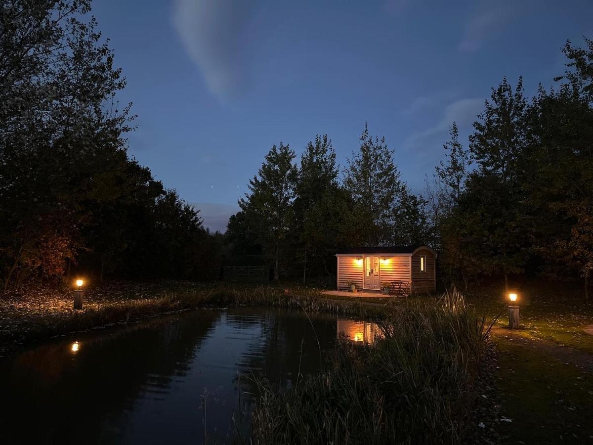 Luxury Shepherds Hut - The Sweet Pea By The Lake Йорк Екстер'єр фото