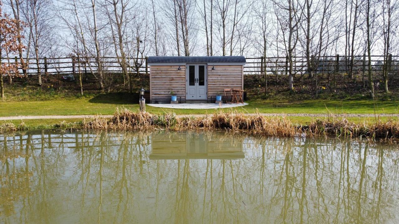 Luxury Shepherds Hut - The Sweet Pea By The Lake Йорк Екстер'єр фото