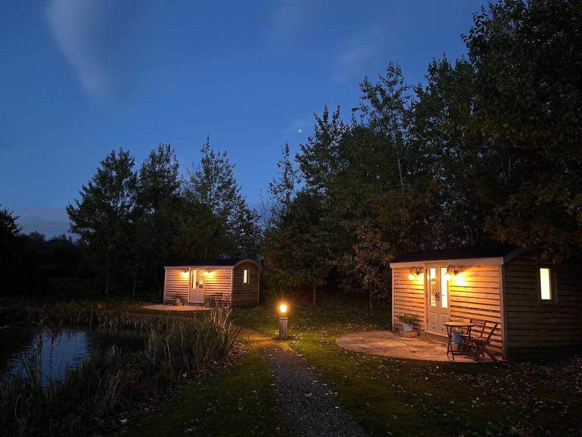 Luxury Shepherds Hut - The Sweet Pea By The Lake Йорк Екстер'єр фото