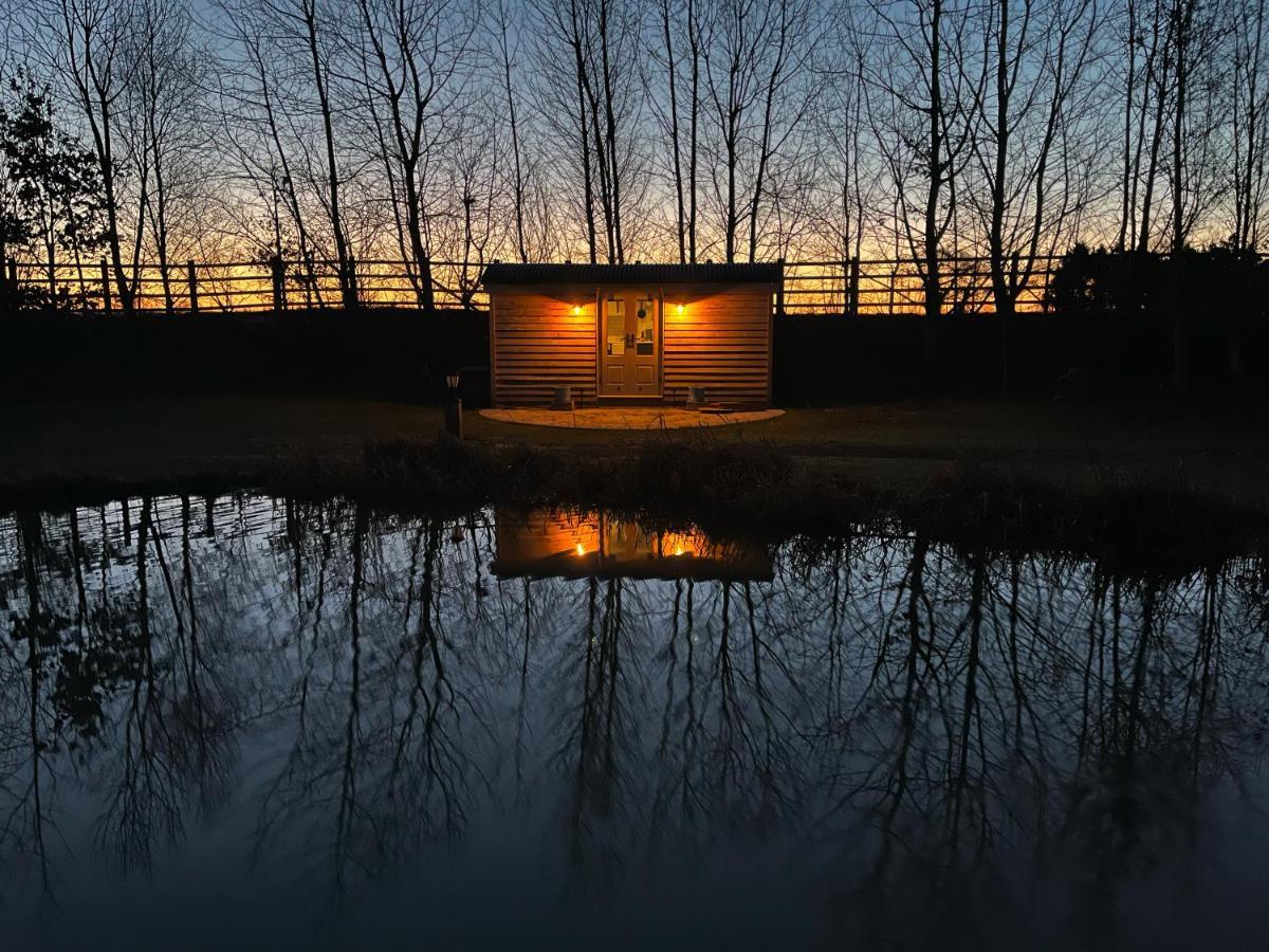 Luxury Shepherds Hut - The Sweet Pea By The Lake Йорк Екстер'єр фото
