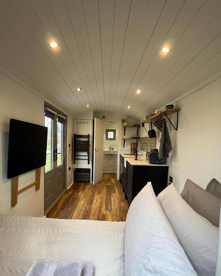 Luxury Shepherds Hut - The Sweet Pea By The Lake Йорк Екстер'єр фото
